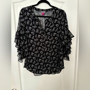 VINCE CAMUTO Black and white  Cuffs Floral Flutter Sleeve V Neck Blouse. Size M